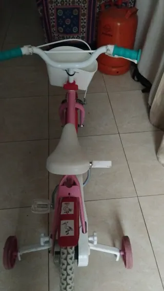 Bicicleta infantil rosa con ruedines