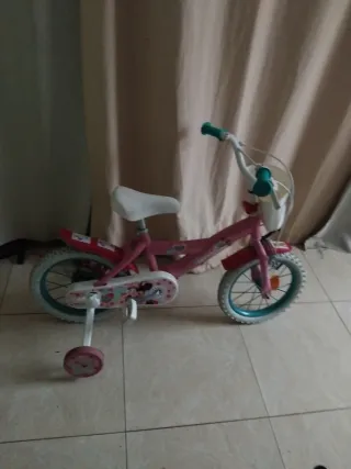 Bicicleta infantil rosa con ruedines
