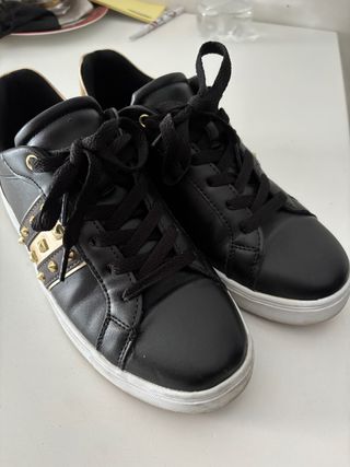 Scarpe sneakers nere con borchie oro