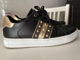 Scarpe sneakers nere con borchie oro