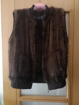 Chaleco de pelo marrón, medida sisas 52cm