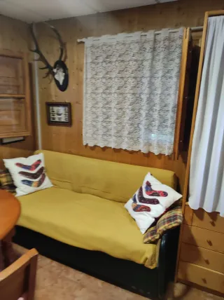 se vende parcela con casa de madera y caravana.