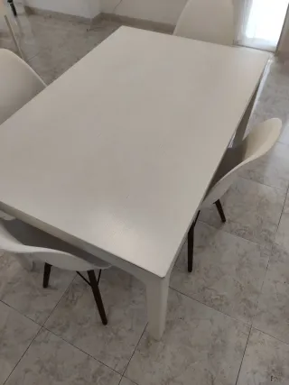 Mesa extensible blanca 120/180 con 4 sillas