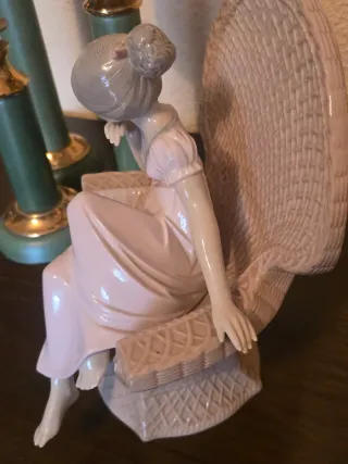 Figura cerámica mujer sentada silla mimbre