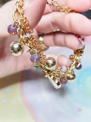 Pulsera dorada con charms corazón y perlas