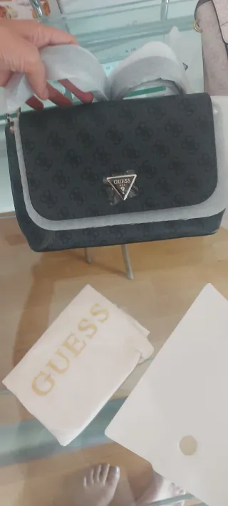 Borsa Guess tracolla nera e grigia