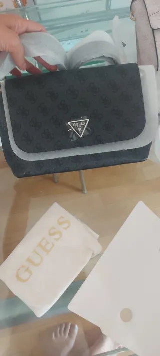 Borsa Guess tracolla nera e grigia