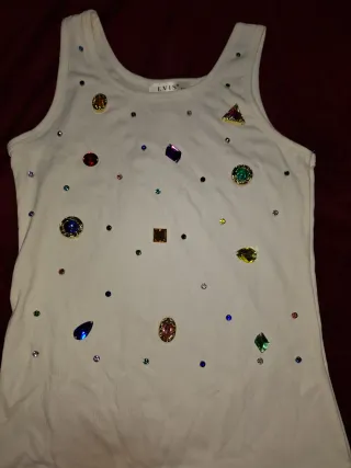 Camiseta Evis con pedrería multicolor