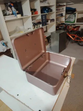 Caja fuerte de chapa con llave.