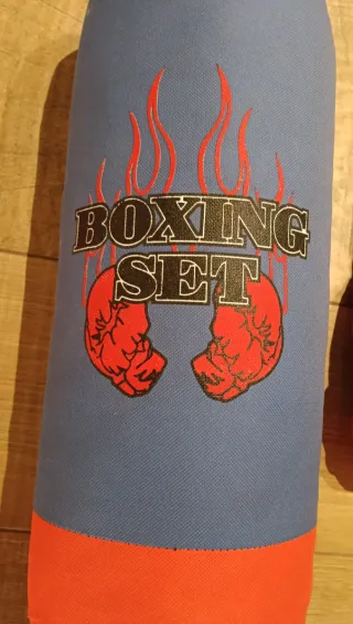 Saco y guantes de boxeo infantil