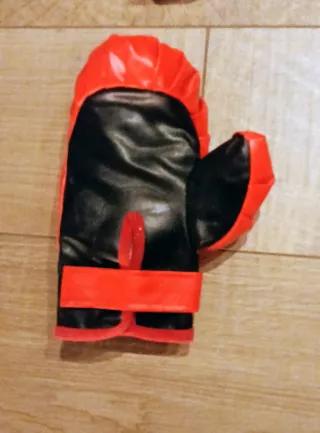 Saco y guantes de boxeo infantil