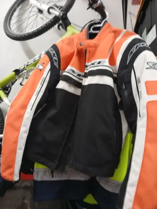 Chaqueta de moto naranja y negra