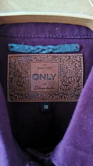 Cazadora Granate Only con Tachuelas (NUEVA).