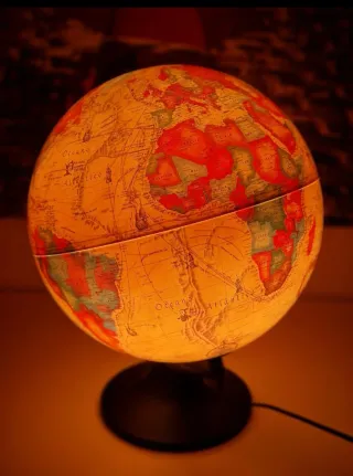 Globo terráqueo con luz
