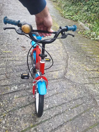 Bicicleta infantil roja y azul