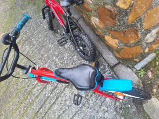 Bicicleta infantil roja y azul