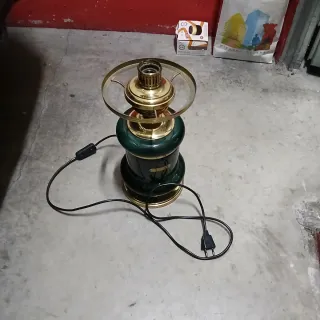 Lámpara quinqué AGUSTI-LAMPS Barcelona,sin tulipa.