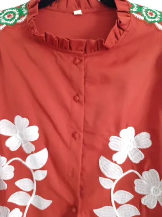 Blusa bordada color caldero y blanca