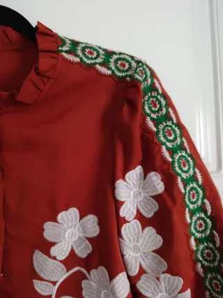 Blusa bordada color caldero y blanca