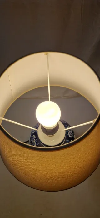 Lampada in ceramica decorata blu e bianca