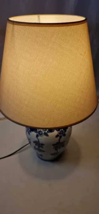 Lampada in ceramica decorata blu e bianca