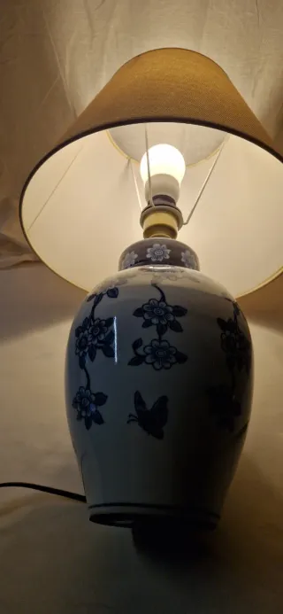 Lampada in ceramica decorata blu e bianca