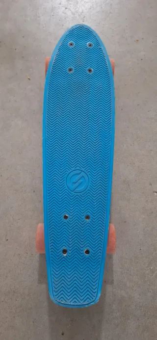 Patineta azul con ruedas naranjas