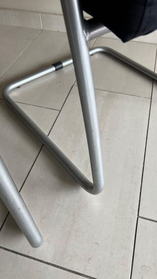 Silla de oficina negra y plateada