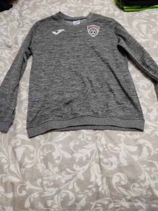 Conjunto deportivo Joma y MC Yadra