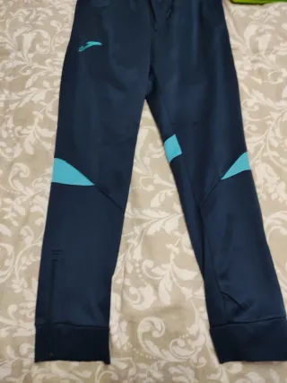 Conjunto deportivo Joma y MC Yadra