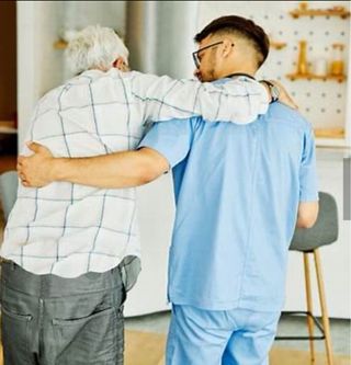 Enfernero titulado cuida ancianos