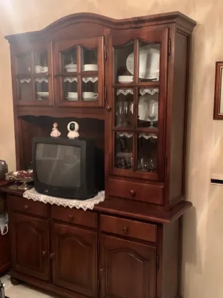 Aparador antiguo de madera y cristal
