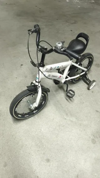 Bicicleta infantil blanca con ruedines