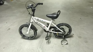 Bicicleta infantil blanca con ruedines