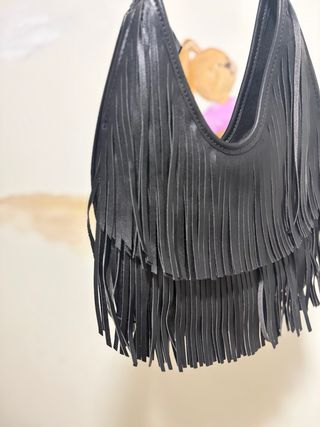 Bolso negro con flecos