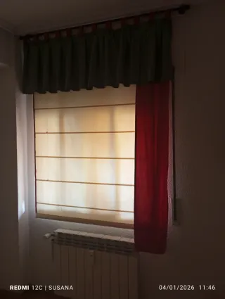 Cortina verde y roja de tela