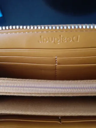 Monedero Desigual de cuero