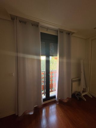 Cortinas grises y barra metálica