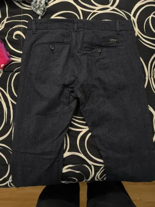 Pantalón Guess gris con rayas gris claro y granate