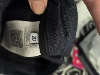 Pantalón Guess gris con rayas gris claro y granate