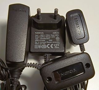 Telefoni Vintage con accessori e schede memoria