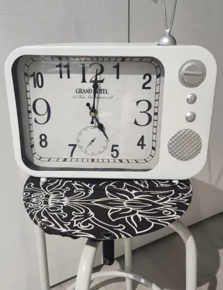 Reloj Decorativo Estilo TV marca Grand Hotel