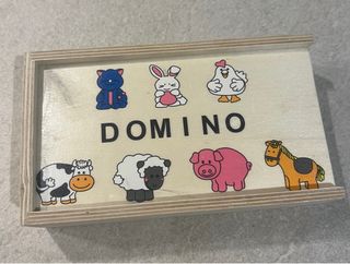 Pizarra y juegos de madera Montessori