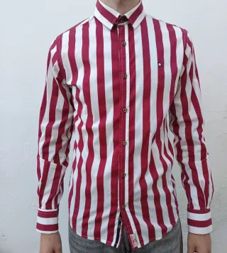 Camisa de rayas roja y blanca