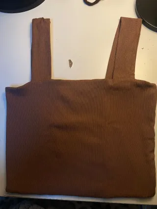 Top marrone a costine