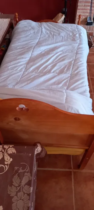 Armario y mesita de noche de madera