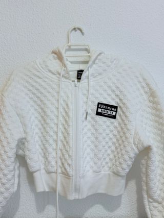 Sudadera blanca acolchada con capucha