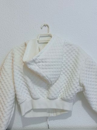 Sudadera blanca acolchada con capucha