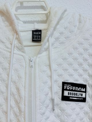 Sudadera blanca acolchada con capucha