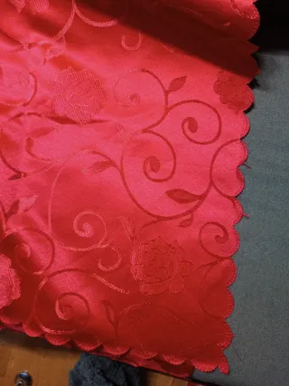 Mantelería de satén roja con diseño floral